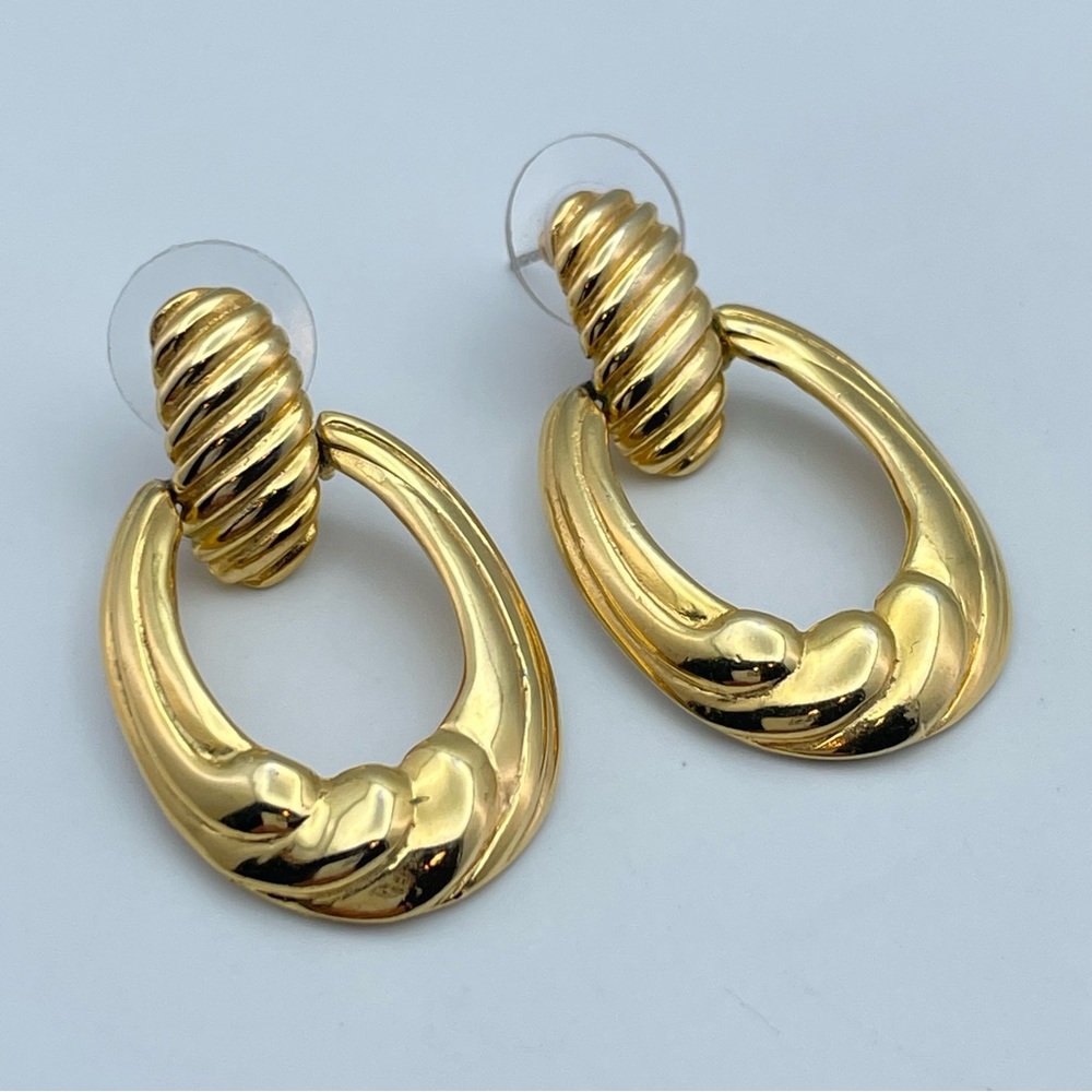 Stunning Gold Tone Ribbed Oval Hoop Earrings 1.5” Statement Retro